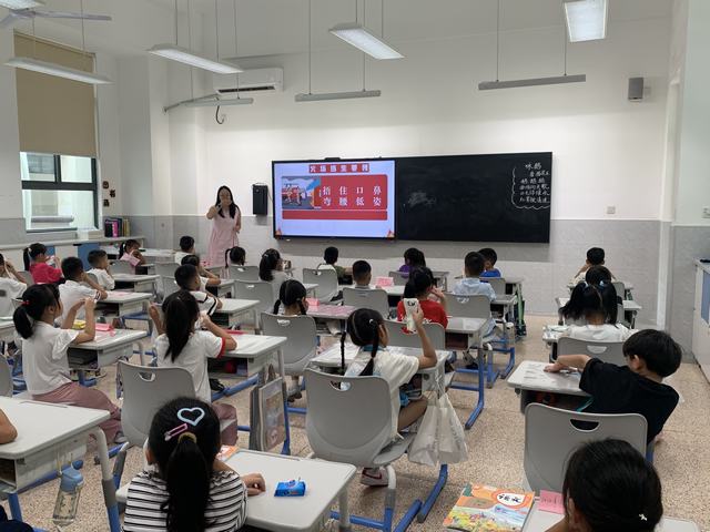 新城实验学校9月防火安全演练4.jpg 新城实验学校9月防火安全演练4.jpg