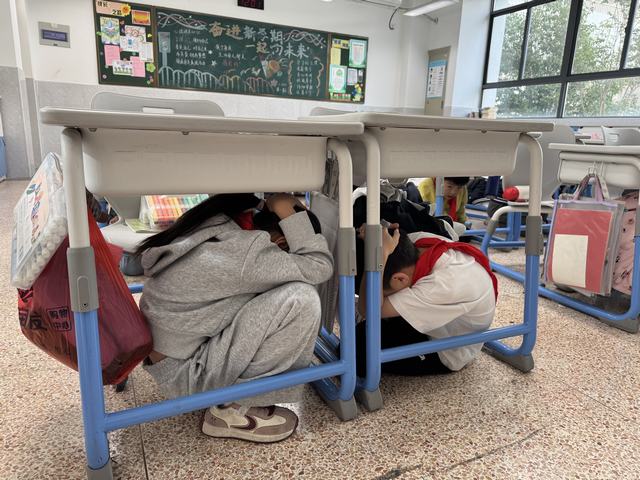 2.盛泽新城实验学校10月地震安全演练.jpg
