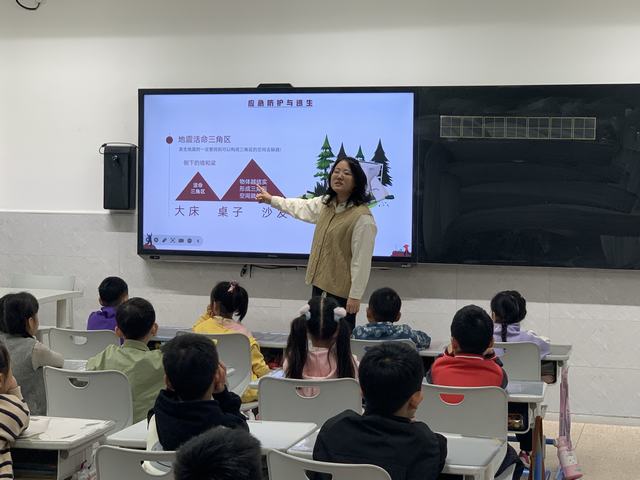 1.盛泽新城实验学校10月地震安全演练 .jpg