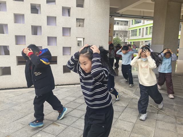 盛泽新城实验学校地震消防演练 (3).jpg 盛泽新城实验学校地震消防演练 (3).jpg
